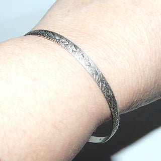 schmales Einzelstück, Armreif, Armband, Armspange aus 800 Silber mattiert + in den Tiefen geschwärzt, Zopfmuster / Flechtmuster, runde Innenform, flacher Querschnitt, 5 mm breit, Innenumfang 20,5 cm, ohne Verschluß -	Einzelstücke nur erhältlich bei www.danilogold-shop.de