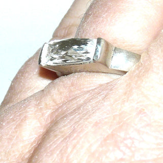 Einzelstück, schmaler Bergkristall-Ring, Bandring aus massivem 925 Silber mit einem beidseitig facettierten Bergkristall-Baguette, von 2 Seiten gefaßt, Ringschiene matt, Fassung poliert, Ringweite 57,5 - Nur erhältlich im Onlineshop von Juwelier & Goldschmiede Danilo!
