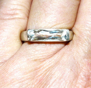 Einzelstück, schmaler Bergkristall-Ring, Bandring aus massivem 925 Silber mit einem beidseitig facettierten Bergkristall-Baguette, von 2 Seiten gefaßt, Ringschiene matt, Fassung poliert, Ringweite 57,5 - Nur erhältlich im Onlineshop von Juwelier & Goldschmiede Danilo!
