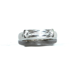 Einzelstück, schmaler Bergkristall-Ring, Bandring aus massivem 925 Silber mit einem beidseitig facettierten Bergkristall-Baguette, von 2 Seiten gefaßt, Ringschiene matt, Fassung poliert, Ringweite 57,5 
-	Nur erhältlich im Onlineshop von Juwelier & Goldschmiede Danilo!
