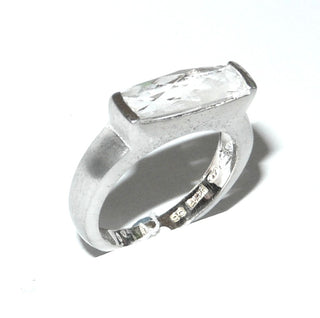 Einzelstück, schmaler Bergkristall-Ring, Bandring aus massivem 925 Silber mit einem beidseitig facettierten Bergkristall-Baguette, von 2 Seiten gefaßt, Ringschiene matt, Fassung poliert, Ringweite 57,5 
-	Nur erhältlich im Onlineshop von Juwelier & Goldschmiede Danilo!
