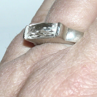 Einzelstück, schmaler Bergkristall-Ring, Bandring aus massivem 925 Silber mit einem beidseitig facettierten Bergkristall-Baguette, von 2 Seiten gefaßt, Ringschiene matt, Fassung poliert, Ringweite 57,5 
-	Nur erhältlich im Onlineshop von Juwelier & Goldschmiede Danilo!

