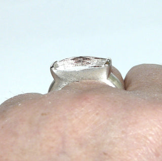 Einzelstück, schmaler Bergkristall-Ring, Bandring aus massivem 925 Silber mit einem beidseitig facettierten Bergkristall-Baguette, von 2 Seiten gefaßt, Ringschiene matt, Fassung poliert, Ringweite 57,5 
-	Nur erhältlich im Onlineshop von Juwelier & Goldschmiede Danilo!
