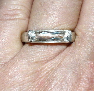 Einzelstück, schmaler Bergkristall-Ring, Bandring aus massivem 925 Silber mit einem beidseitig facettierten Bergkristall-Baguette, von 2 Seiten gefaßt, Ringschiene matt, Fassung poliert, Ringweite 57,5 
-	Nur erhältlich im Onlineshop von Juwelier & Goldschmiede Danilo!
