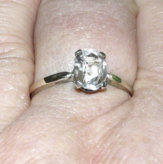 Vintage-Einzelstück, schmaler Bergkristall-Ring, Verlobungsring, Antragsring mit einer Krönchen-Fassung, aus 835 Silber mit einem ovalen, funkelnd facettierten Bergkristall in einem 4-Krapper-Fassung, poliert, Ringweite 58, um 1960