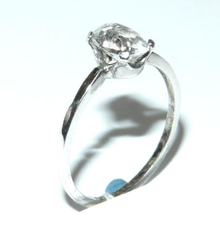 Vintage-Einzelstück, schmaler Bergkristall-Ring, Verlobungsring, Antragsring mit einer Krönchen-Fassung, aus 835 Silber mit einem ovalen, funkelnd facettierten Bergkristall in einem 4-Krapper-Fassung, poliert, Ringweite 58, um 1960