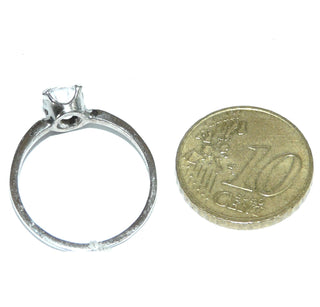 Vintage-Einzelstück, schmaler Bergkristall-Ring, Verlobungsring, Antragsring mit einer Krönchen-Fassung, aus 835 Silber mit einem ovalen, funkelnd facettierten Bergkristall in einem 4-Krapper-Fassung, poliert, Ringweite 58, um 1960