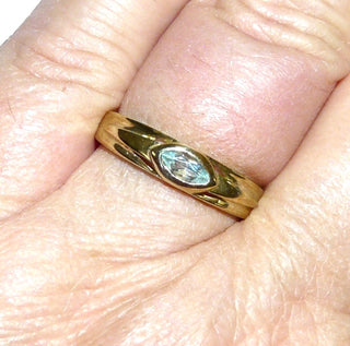 schmales Einzelstück, Blautopasring, Bandring aus 333 Gold mit einem funkelnd facettierten, aquamarinblauen Topas-Navette in Zarge gefaßt, Ringweite 57 - Goldschmiede Danilo