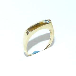 schlichtes Einzelstück, Blautopasring als schmaler Bandring, auch als Herrenring aus 333 Gold, ein runder, funkelnd facettierter, aquamarinblauer Edeltopas, eingelassen dezent gefaßt, schmale Gravurfläche, Ringweite 60 - Goldschmiede Danilo