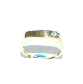 schlichtes Einzelstück, Blautopasring als schmaler Bandring, auch als Herrenring aus 333 Gold, ein runder, funkelnd facettierter, aquamarinblauer Edeltopas, eingelassen dezent gefaßt, schmale Gravurfläche, Ringweite 60 - Goldschmiede Danilo