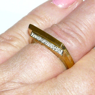 schmales Einzelstück, Diamantring, Antragsring, Vorsteckring, Verlobungsring aus 333 Gold mit 7 Diamanten von zusammen 0,03 Karat im Pavé in einer Reihe in gerader rhodinierter Fläche eingefaßt, 2-Ringe-Optik, Ringweite 55,5, poliert - Goldschmiede Danilo