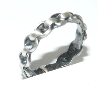 Einzelstück, schmaler Ring aus 925 Silber seidenmatt + in den Tiefen geschwärzt, gleichlaufendes Kettenmuster in Form einer gebogenen Erbskette, gefertigt in Mexico, Ringweite 56-	Unikate und Pretiosen nur erhältlich im Onlineshop der Goldschmiede Danilo!
