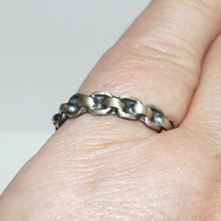 Einzelstück, schmaler Ring aus 925 Silber seidenmatt + in den Tiefen geschwärzt, gleichlaufendes Kettenmuster in Form einer gebogenen Erbskette, gefertigt in Mexico, Ringweite 56-	Unikate und Pretiosen nur erhältlich im Onlineshop der Goldschmiede Danilo!