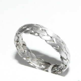 Einzelstück, schmaler Ring aus 925 Silber, dezent schimmerndes Seidenmatt + in den Tiefen geschwärzt, gewalztes gleichlaufendes Kettenmuster mit halbrunden Querschnitt, Ringweite 56 -	Nur erhältlich bei www.danilogold-shop.de