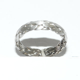 Einzelstück, schmaler Ring aus 925 Silber, dezent schimmerndes Seidenmatt + in den Tiefen geschwärzt, gewalztes gleichlaufendes Kettenmuster mit halbrunden Querschnitt, Ringweite 56 -	Nur erhältlich bei www.danilogold-shop.de