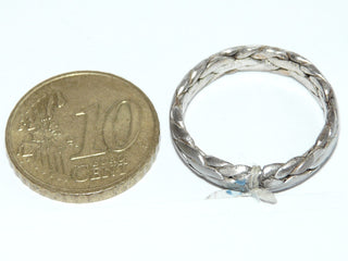 Einzelstück, schmaler Ring aus 925 Silber, dezent schimmerndes Seidenmatt + in den Tiefen geschwärzt, gewalztes gleichlaufendes Kettenmuster mit halbrunden Querschnitt, Ringweite 56 -	Nur erhältlich bei www.danilogold-shop.de