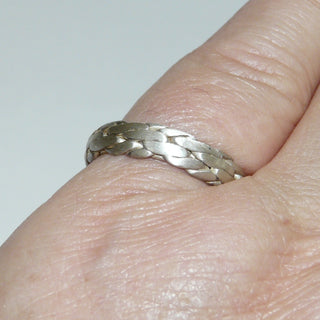 Einzelstück, schmaler Ring aus 925 Silber, dezent schimmerndes Seidenmatt + in den Tiefen geschwärzt, gewalztes gleichlaufendes Kettenmuster mit halbrunden Querschnitt, Ringweite 56 -	Nur erhältlich bei www.danilogold-shop.de