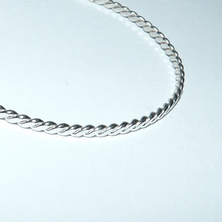schmales Einzelstück, Silberarmreif, Armspange aus 925 Silber poliert, rund, gefertigt aus gekordeltem, flachgewalzten Runddraht, flacher Querschnitt, 3 mm breit, Innenumfang 19,5 cm, ohne Verschluß - Goldschmiede Danilo