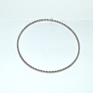 schmales Einzelstück, Silberarmreif, Armspange aus 925 Silber poliert, rund, gefertigt aus gekordeltem, flachgewalzten Runddraht, flacher Querschnitt, 3 mm breit, Innenumfang 19,5 cm, ohne Verschluß - Goldschmiede Danilo