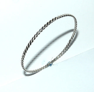 schmales Einzelstück, Silberarmreif, Armspange aus 925 Silber poliert, rund, gefertigt aus gekordeltem, flachgewalzten Runddraht, flacher Querschnitt, 3 mm breit, Innenumfang 19,5 cm, ohne Verschluß - Goldschmiede Danilo