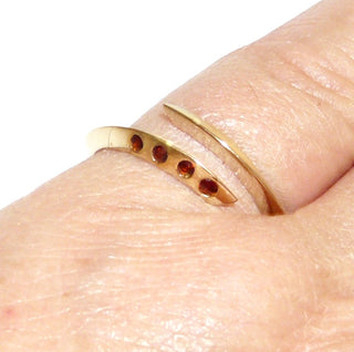 schmales Einzelstück, Unikat Granatring aus 585 Gold, Messerdraht poliert mit 4 runden, funkelnd facettierten Granaten auf einer Seitenfläche außen gefaßt, Handarbeit, leicht veränderbar, da oben offen, momentan Ringweite 53,5 - Goldschmiede Danilo