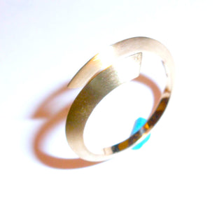 schmales Einzelstück, Unikat Granatring aus 585 Gold, Messerdraht poliert mit 4 runden, funkelnd facettierten Granaten auf einer Seitenfläche außen gefaßt, Handarbeit, leicht veränderbar, da oben offen, momentan Ringweite 53,5 - Goldschmiede Danilo