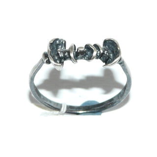 Einzelstück, Unikat -Ring, skandinavisches Design, schmaler, asymmetrischer Ring "Scheiben auf Draht" aus 925 Silber, seidenmatt, in den Tiefen geschwärzt, Ringweite 56, Dazu paßt Nord 0019, 0023 +0007. -	Unikatschmuck nur erhältlich im Onlineshop von Juwelier & Goldschmiede Danilo! 