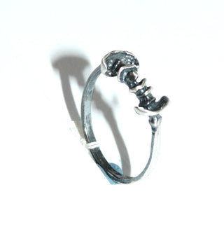 Einzelstück, Unikat -Ring, skandinavisches Design, schmaler, asymmetrischer Ring "Scheiben auf Draht" aus 925 Silber, seidenmatt, in den Tiefen geschwärzt, Ringweite 56, Dazu paßt Nord 0019, 0023 +0007. -	Unikatschmuck nur erhältlich im Onlineshop von Juwelier & Goldschmiede Danilo! 