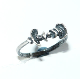 Einzelstück, Unikat -Ring, skandinavisches Design, schmaler, asymmetrischer Ring "Scheiben auf Draht" aus 925 Silber, seidenmatt, in den Tiefen geschwärzt, Ringweite 56, Dazu paßt Nord 0019, 0023 +0007. -	Unikatschmuck nur erhältlich im Onlineshop von Juwelier & Goldschmiede Danilo! 