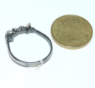 Einzelstück, Unikat -Ring, skandinavisches Design, schmaler, asymmetrischer Ring "Scheiben auf Draht" aus 925 Silber, seidenmatt, in den Tiefen geschwärzt, Ringweite 56, Dazu paßt Nord 0019, 0023 +0007. -	Unikatschmuck nur erhältlich im Onlineshop von Juwelier & Goldschmiede Danilo! 