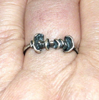 Einzelstück, Unikat -Ring, skandinavisches Design, schmaler, asymmetrischer Ring "Scheiben auf Draht" aus 925 Silber, seidenmatt, in den Tiefen geschwärzt, Ringweite 56, Dazu paßt Nord 0019, 0023 +0007. -	Unikatschmuck nur erhältlich im Onlineshop von Juwelier & Goldschmiede Danilo! 