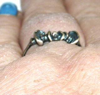 Einzelstück, Unikat -Ring, skandinavisches Design, schmaler, asymmetrischer Ring "Scheiben auf Draht" aus 925 Silber, seidenmatt, in den Tiefen geschwärzt, Ringweite 56, Dazu paßt Nord 0019, 0023 +0007. -	Unikatschmuck nur erhältlich im Onlineshop von Juwelier & Goldschmiede Danilo! 