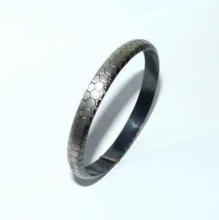 schmales Einzelstück, Vintage-Armreif, Armspange aus Silber, mattiert + in den Tiefen geschwärzt, Schlangenhaut-Muster, Innenform rund, halbrunder Querschnitt, 8,2 mm breit, Innenumfang 18,5 cm, ohne Verschluß, um 1940 - Vintage-Schmuck nur im Onlineshop von danilogold!