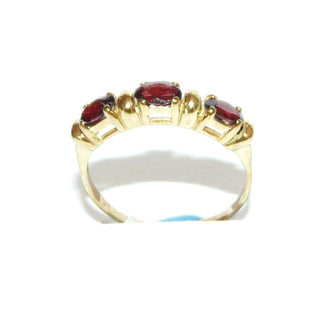 zierliches Einzelstück, Vintage-Granatring aus 333 Gold mit 3 ovalen, funkelnd facettierten Granaten in 4-Krappenfassungen, leuchtend dunkelrot in einer Reihe quer nebeneinander, dazwischen Goldösen, Ringweite 54,5, um 1970 - Goldschmiede Danilo