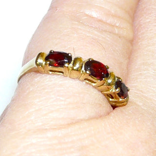 zierliches Einzelstück, Vintage-Granatring aus 333 Gold mit 3 ovalen, funkelnd facettierten Granaten in 4-Krappenfassungen, leuchtend dunkelrot in einer Reihe quer nebeneinander, dazwischen Goldösen, Ringweite 54,5, um 1970 - Goldschmiede Danilo