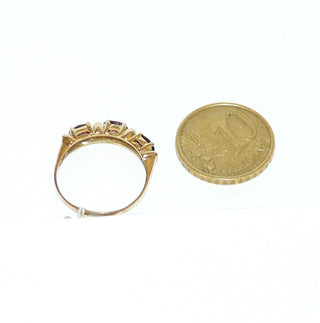 zierliches Einzelstück, Vintage-Granatring aus 333 Gold mit 3 ovalen, funkelnd facettierten Granaten in 4-Krappenfassungen, leuchtend dunkelrot in einer Reihe quer nebeneinander, dazwischen Goldösen, Ringweite 54,5, um 1970 - Goldschmiede Danilo