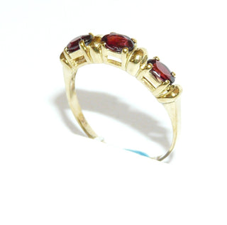 zierliches Einzelstück, Vintage-Granatring aus 333 Gold mit 3 ovalen, funkelnd facettierten Granaten in 4-Krappenfassungen, leuchtend dunkelrot in einer Reihe quer nebeneinander, dazwischen Goldösen, Ringweite 54,5, um 1970 - Goldschmiede Danilo