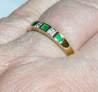 Einzelstück, schmaler Vintage-Ring, zarter Smaragd-Ring aus 585 Gelbgold mit 3 facettierten quadratischen Smaragden + 2 Diamanten im Achtkant-Schliff, um 1980, Ringweite 57 -	Vintage-Schmuck nur im Onlineshop von danilogold!