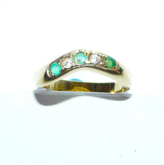 schmales Einzelstück, Vintage-Smaragd-Ring aus 585 Gold mit 3 runden, facettierten Smaragden mit typischen Einschlüssen sowie 2 funkelnd facettierten Zirkonia, Ringweite 59, um 1980 -	Vintage-Schmuck nur im Onlineshop von danilogold!