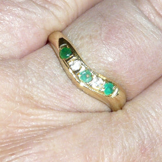 schmales Einzelstück, Vintage-Smaragd-Ring aus 585 Gold mit 3 runden, facettierten Smaragden mit typischen Einschlüssen sowie 2 funkelnd facettierten Zirkonia, Ringweite 59, um 1980 -	Vintage-Schmuck nur im Onlineshop von danilogold!