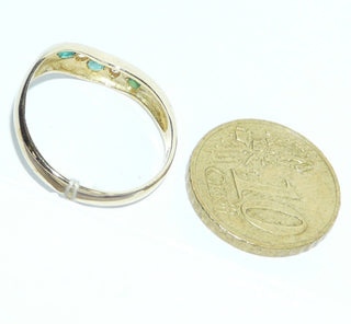 schmales Einzelstück, Vintage-Smaragd-Ring aus 585 Gold mit 3 runden, facettierten Smaragden mit typischen Einschlüssen sowie 2 funkelnd facettierten Zirkonia, Ringweite 59, um 1980 -	Vintage-Schmuck nur im Onlineshop von danilogold!