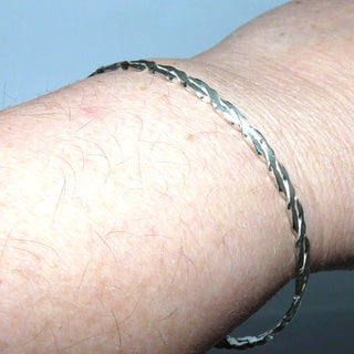 alte Handarbeit. Einzelstück, schmaler Armreif, Armspange aus 835 Silber, poliert, Innenform rund, gekordelter, flachgewalzter Runddraht, flacher Querschnitt, 3,7 mm breit, Innenumfang 21 cm, ohne Verschluß, um 1950 -	Handarbeiten online bestellen bei Juwelier & Goldschmiede Danilo!