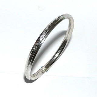 Einzelstück, schmaler Armreif, Armspange Armband aus 925 Silber, zwei Bahnen poliert + in der Mitte zart gemustert, runder Querschnitt mit einer abgeflachten Oberfläche, florale Gravur, runde Form, Innenumfang 19 cm, flexibel durch Verschluß an einer Seite -	Nur erhältlich im Onlineshop von Juwelier & Goldschmiede Danilo!