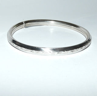 Einzelstück, schmaler Armreif, Armspange Armband aus 925 Silber, zwei Bahnen poliert + in der Mitte zart gemustert, runder Querschnitt mit einer abgeflachten Oberfläche, florale Gravur, runde Form, Innenumfang 19 cm, flexibel durch Verschluß an einer Seite -	Nur erhältlich im Onlineshop von Juwelier & Goldschmiede Danilo!