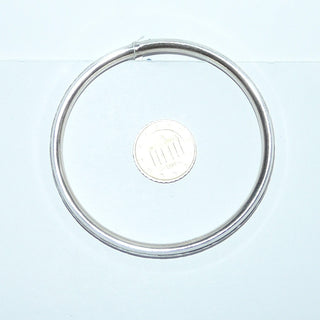 Einzelstück, schmaler Armreif, Armspange Armband aus 925 Silber, zwei Bahnen poliert + in der Mitte zart gemustert, runder Querschnitt mit einer abgeflachten Oberfläche, florale Gravur, runde Form, Innenumfang 19 cm, flexibel durch Verschluß an einer Seite -	Nur erhältlich im Onlineshop von Juwelier & Goldschmiede Danilo!
