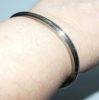 schmales Einzelstück, schlichter, geriefter Armreif, Armspange aus 925 Silber massiv, poliert mit Kastenschloß, Innenform oval, 0,6 cm breit, Innenumfang 17,5 cm -	Nur erhältlich bei www.danilogold-shop.de