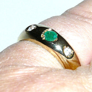 schmales Einzelstück, klassischer Bandring aus 333 Gold mit einem runden, facettierten Smaragd sowie 2 Zirkonia mit Spänen / Körnern gehalten, Ringweite 51,5 - Goldschmiede Danilo