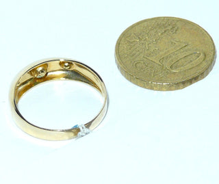 schmales Einzelstück, klassischer Bandring aus 333 Gold mit einem runden, facettierten Smaragd sowie 2 Zirkonia mit Spänen / Körnern gehalten, Ringweite 51,5 - Goldschmiede Danilo