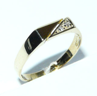 Einzelstück, schmaler, klassischer Herrenring, Siegelring aus 333 Gold, für Gravuren geeignet, mit zwei Diamanten in einem dreieckigen Feld im Verschnitt eingefaßt, poliert, Ringweite 57 -	Nur erhältlich bei www.danilogold-shop.de