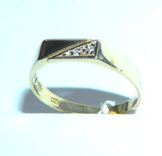 Einzelstück, schmaler, klassischer Herrenring, Siegelring aus 333 Gold, für Gravuren geeignet, mit zwei Diamanten in einem dreieckigen Feld im Verschnitt eingefaßt, poliert, Ringweite 57 -	Nur erhältlich bei www.danilogold-shop.de